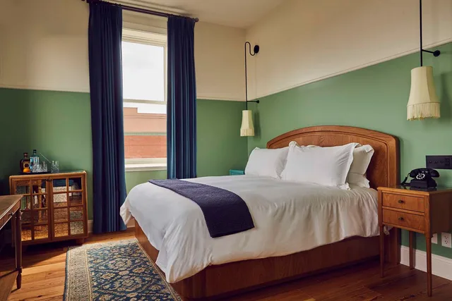 غرفة بسرير كينج مع أريكة، The Drayton Hotel Savannah, Curio Collection by Hilton 1/1