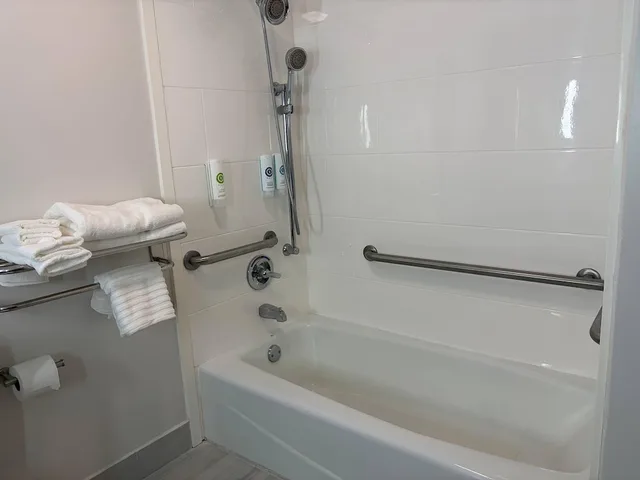 غرفة بسرير كينج وسرير فردي لذوي الإعاقة، Comfort Inn & Suites Gainesville, GA 7/7