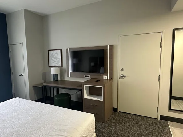 غرفة بسرير كينج بحوض استحمام لذوي الإعاقة، Spark by Hilton Catoosa Tulsa 4/10