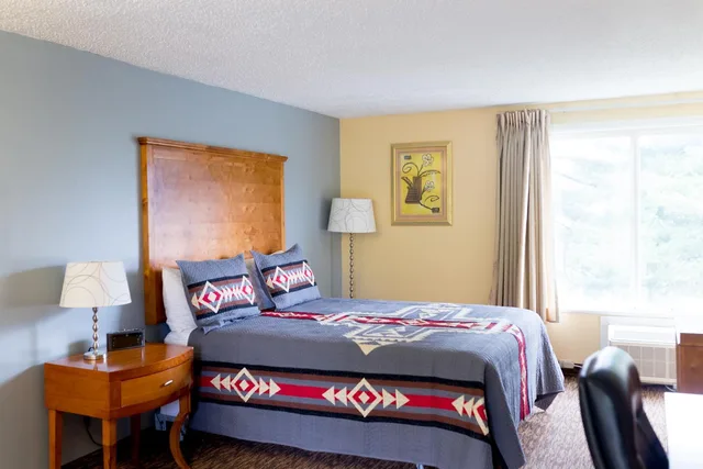 غرفة بسرير كوين، Columbia Gorge Inn 1/2