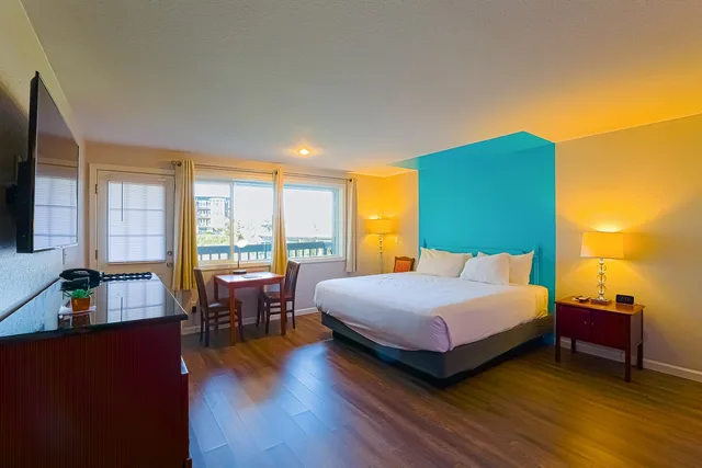 غرفة بسرير كينج بإطلالة على النهر بمطبخ صغير، Coast River Inn by OYO Seaside 4/6