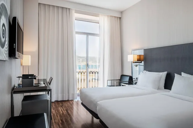 غرفة بسريرين منفصلين بإطلالة على البحر، Ac Hotel Palacio Universal 1/3