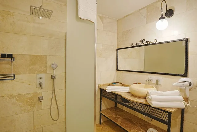 غرفة جونيور ثلاثية بسرير كينج وسرير فردي، Kayra cave suites 5/6