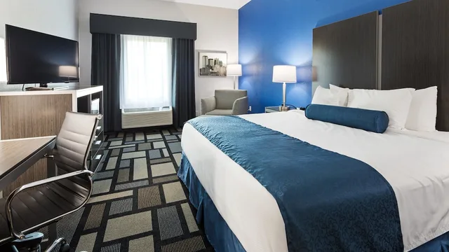 غرفة قياسية بسرير كينج، Best Western Plus Birmingham Inn & Suites 1/2