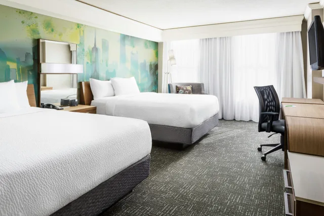 Room, City View, Courtyard Chicago Downtown/Magnificent Mile 1/2