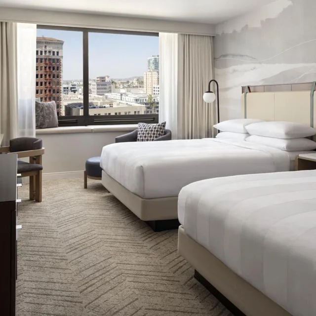 غرفة بسريرين كوين مع دخول صالة النادي، Marriott Long Beach Downtown 1/2