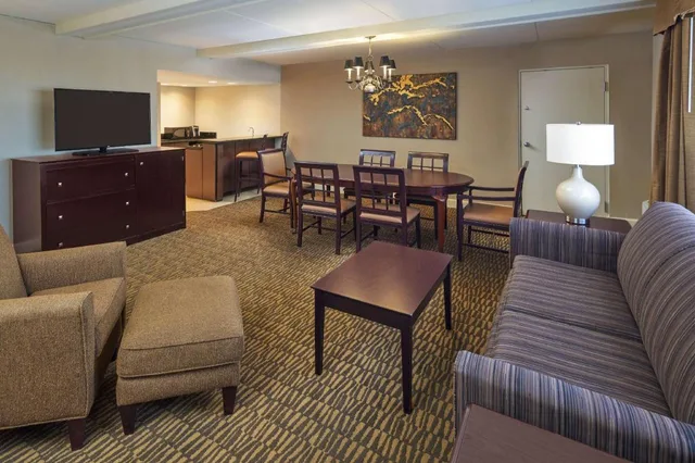 Suite, King Bed, Parlor, Wyndham Executive Center Columbia 1/2