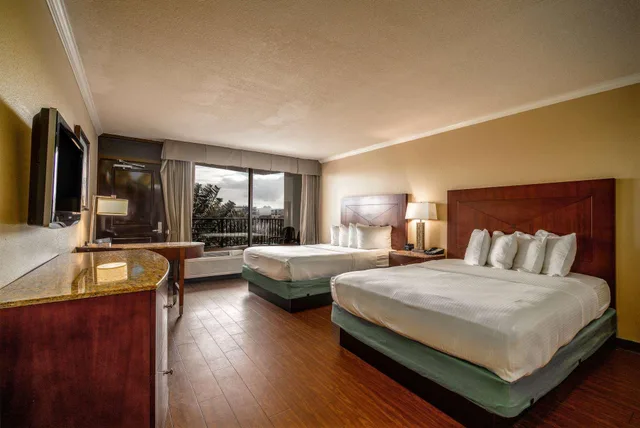 Room, 2 Queen Beds, Pool or Ocean View, Balcony، La Quinta Inn & Suites by Wyndham Cocoa Beach Oceanfront 1/6