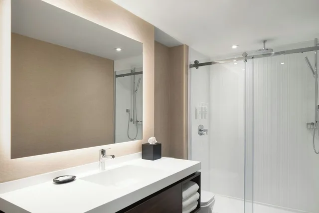 جناح بسرير كينج بشرفة بغرفة نوم واحدة مع أريكة، AC Hotel Old Montreal 3/4