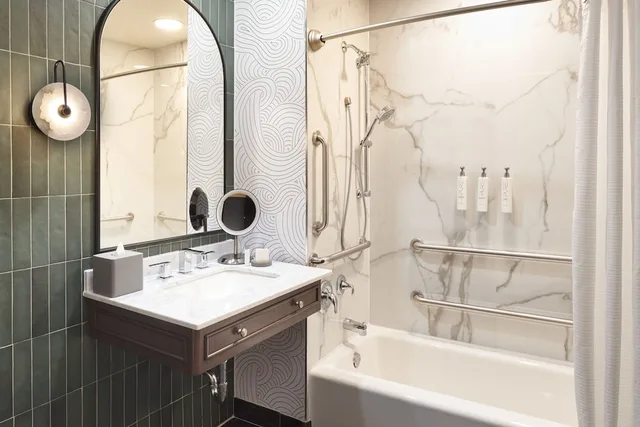 جناح تنفيذي بسرير كينج مع أريكة، Hotel Vesper, Houston, a Tribute Portfolio Hotel 4/5