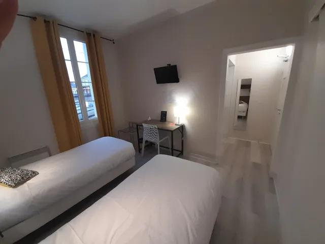 Room, Twin Beds, Sorti P Tit Dej Hotel Saintes 4/6