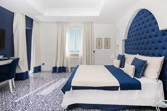 جناح جونيور بسرير كوين بإطلالة على البحر بشرفة، Le Agavi Hotel 1/5