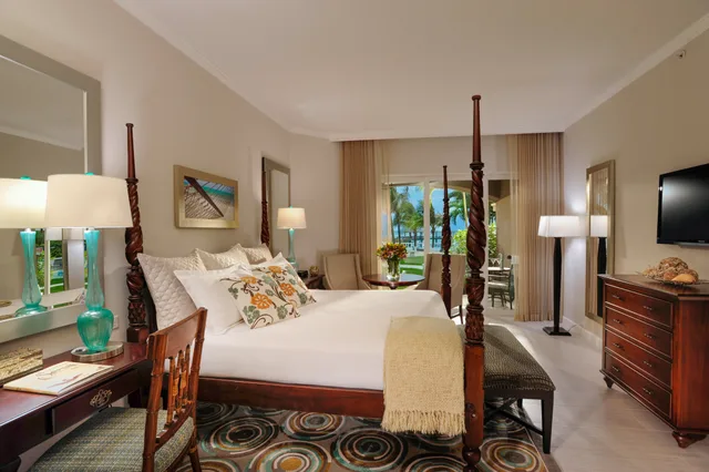 Walkout, Pool Side, Club Floor، Sandals Royal Bahamian - Adults Only 2/3