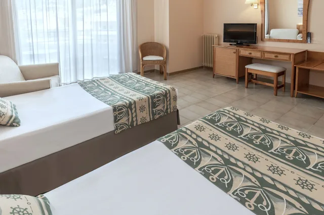 غرفة قياسية بسرير مزدوج بإطلالة على المسبح بشرفة، GHT Oasis Tossa & Spa 10/10