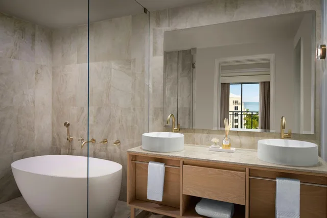 جناح بسرير كينج بغرفة نوم واحدة بإطلالة جزئية على البحر مع أريكة، The Ritz Carlton Key Biscayne 9/9