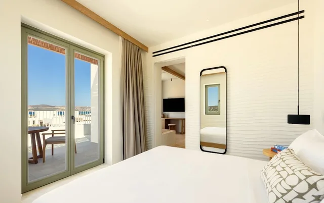 جناح بسرير كينج بإطلالة على البحر بغرفة نوم واحدة بجاكوزي، Parian Chronicle Hotel Paros 3/6