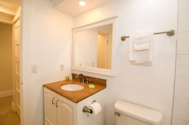 2 Bedrooms, Family Suite, Luxury, 1 King and 2 Queen Beds, Beach Front, Sofa، Anna Maria Island Inn 8/8