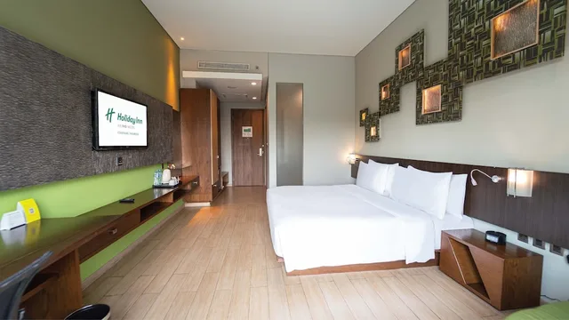 غرفة قياسية بسرير كينج بإطلالة على المدينة بحوض استحمام، Holiday Inn Cikarang Jababeka 2/10