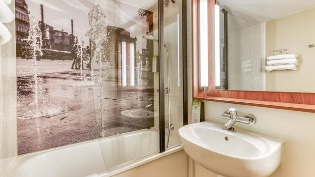 غرفة قياسية بسرير كوين مع أريكة، CAMPANILE MONTPELLIER SUD 8/9