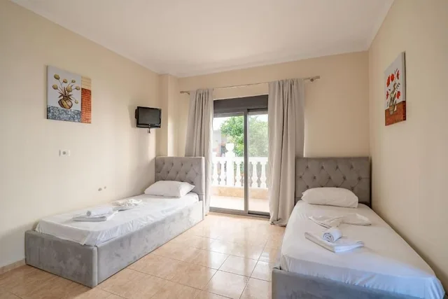 غرفة عائلية بسرير كوين وسرير فردي بشرفة، Hotel Primavera 2/10
