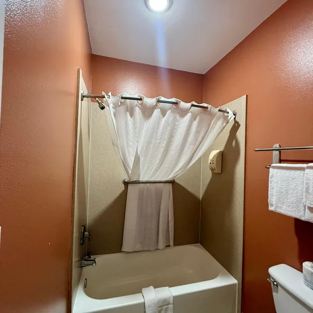 غرفة بسرير كينج وسريرين كينج، Weslaco Inn by Capital O Near Mercedes 10/10