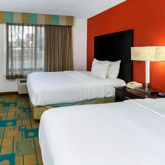 Executive, Suite, 2 Double Beds, La Quinta Inn Suites Milwaukee Glendale Bayshore 1/6
