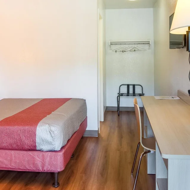 غرفة بسرير كوين لغير المدخنين، Motel6 Kelso, WA - Mt. St. Helens 8/10