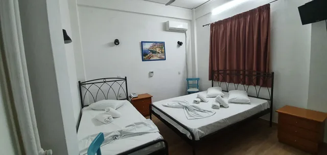 غرفة قياسية ثلاثية بسرير كوين وسرير فردي بحمام خاص، Sparta Team Hotel - Hostel 2/10