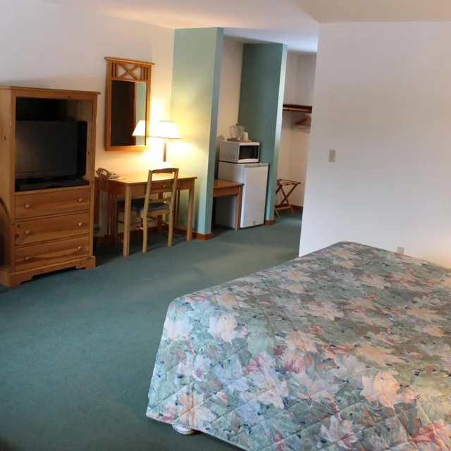 غرفة بسرير كينج بجاكوزي، Nootka Lodge 5/8