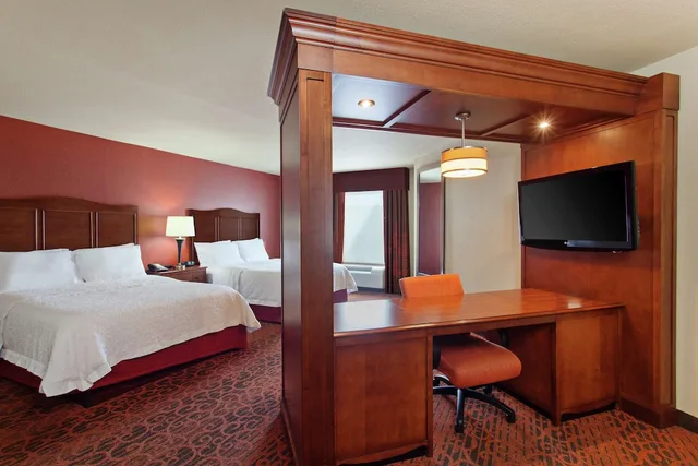 Studio, 2 Queen Beds, Hampton Inn and Suites Seattle-Airport/28th Ave 4/6