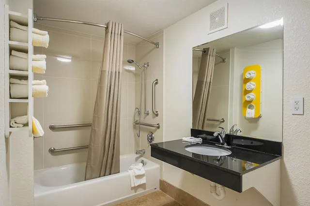 غرفة بريميوم بسريرين كوين، Motel6 Savannah, GA - Midtown 7/7
