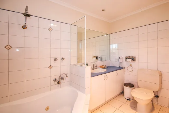 Spa, Queen and Twin Beds، Torquay Tropicana Motel 3/4