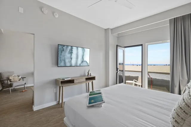 جناح بسرير كينج بإطلالة على البحر بشرفة مع أريكة، Sea Sprite Hotel 3/4