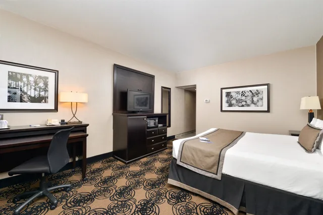 غرفة قياسية بسرير كينج مع أريكة، Best Western Plus Midwest Inn 4/6
