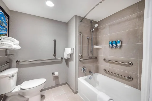 جناح بسريرين كوين بغرفتين مع أريكة بحوض استحمام لذوي الإعاقة، Drury Inn and Suites Paducah 4/5