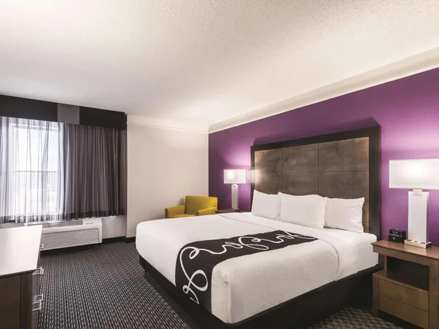 جناح بسرير كينج، La Quinta Inn & Suites by Wyndham Cincinnati Sharonville 1/3