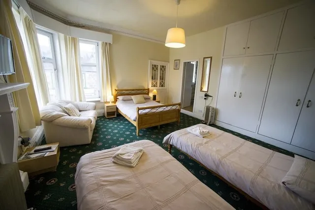 غرفة عائلية بسرير مزدوج وسريرين منفصلين، Dalgair House Hotel 1/3