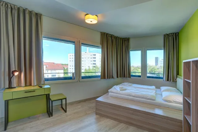غرفة بسريرين منفصلين، MEININGER Hotel Munich Olympiapark 3/5