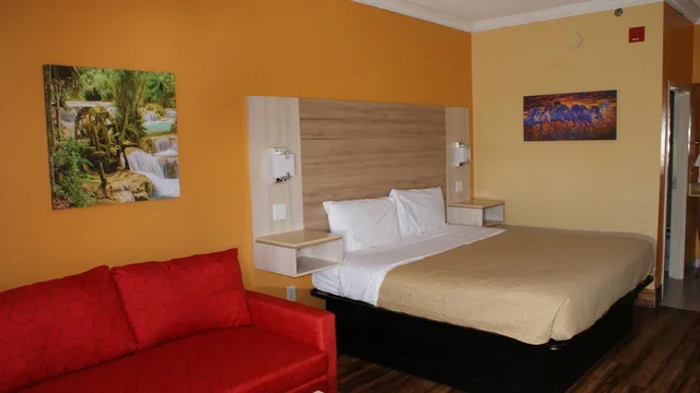 غرفة ديلوكس بسرير كينج مع أريكة، Home Town Inn And Suites 2/9