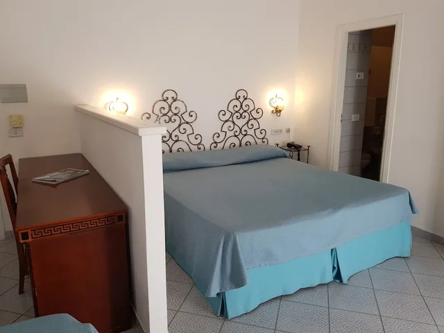 غرفة كلاسيكية بسرير كوين بإطلالة على الحديقة مع أريكة، Palatium Mari Hotel 1/10