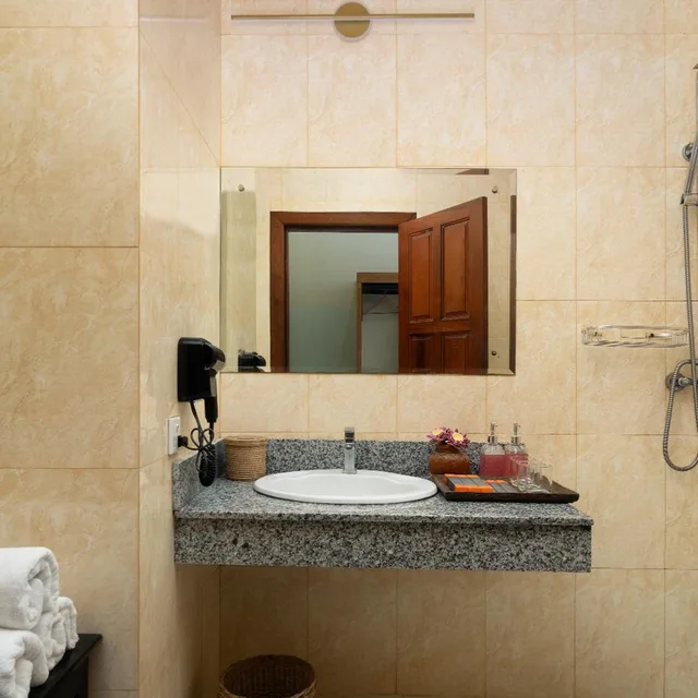 غرفة ديلوكس بسرير مزدوج بشرفة، Central Indochine D Angkor Hotel 9/10