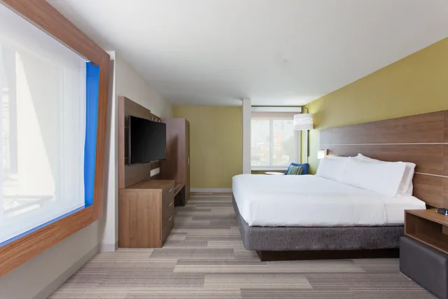 غرفة بسرير كينج، Holiday Inn Express Hotel Suites Pasadena Colorado Boulevard 5/8