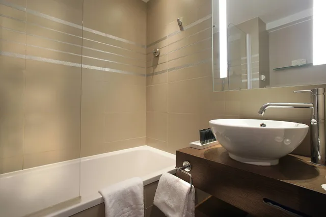 غرفة بسريرين منفصلين بشرفة بإطلالة جزئية على البحر، AC Hotel by Marriott Ambassadeur Antibes - Juan Les Pins 4/4