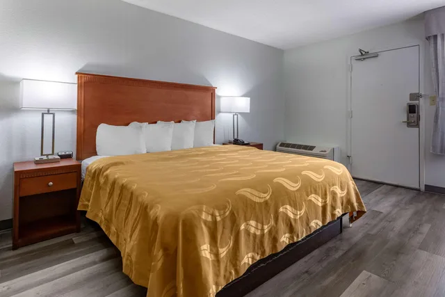 Room, King Bed, Quality Inn Fayetteville near Fort Bragg 1/2