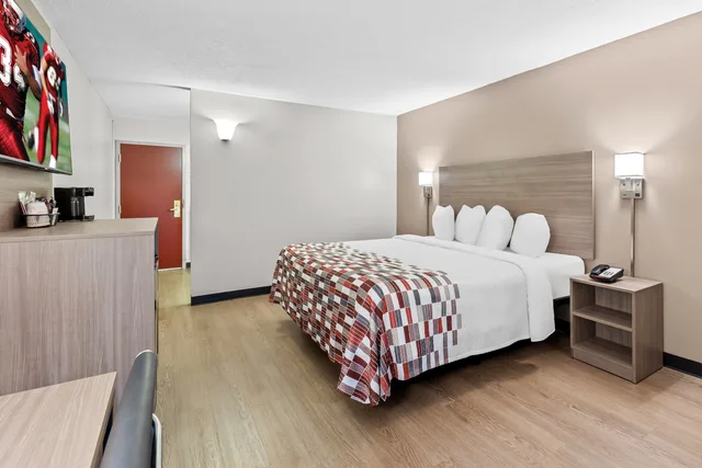 غرفة سوبيريور بسرير كينج، Red Roof Inn Cambridge, OH 3/4