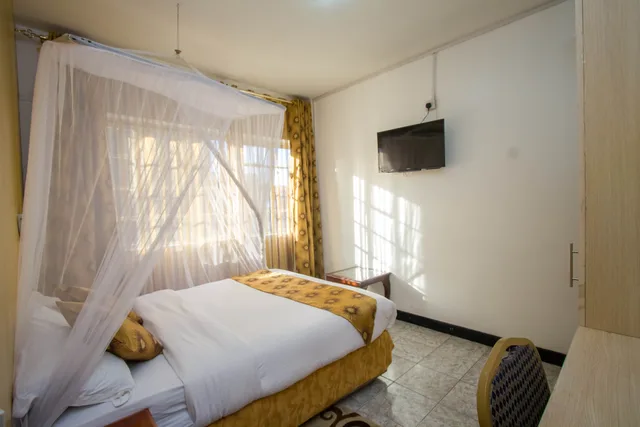 Standard, Double Bed, Hotel Embassy 2/6