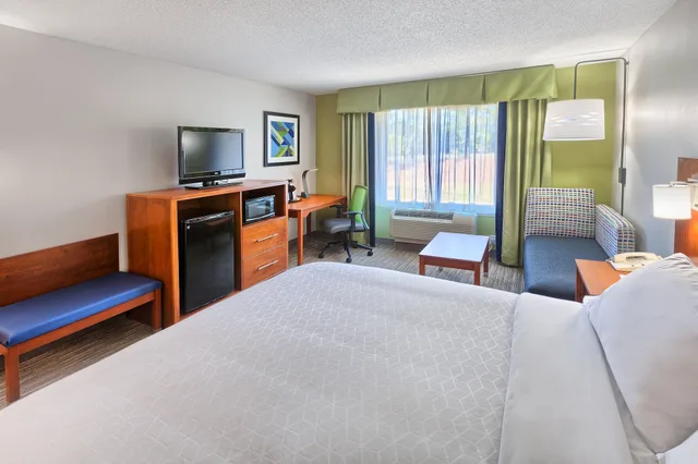 غرفة قياسية بسرير كينج، Holiday Inn Express Hotel Suites Raleigh North Wake Forest 2/10