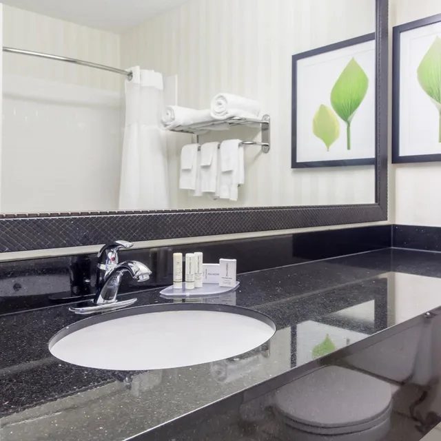 غرفة بسرير كوين، Fairfield Inn Suites By Marriott Canton 2/3