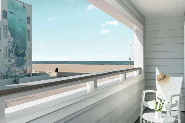 غرفة بسرير كينج بشرفة، Sea Sprite Hotel 6/6