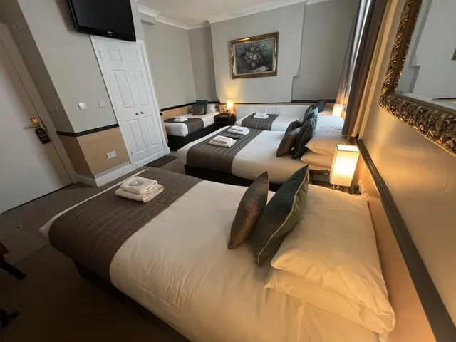 Family, 1 Double and 3 Single Beds، Tudor Court Hotel 6/10